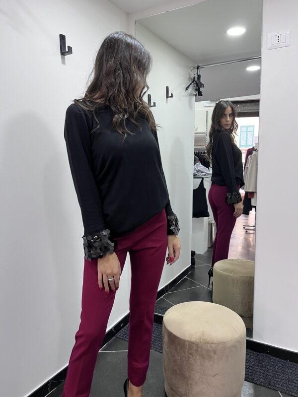 Maglia Nera con Maniche Dettagliate - Eleganza e Comfort Made in Italy
